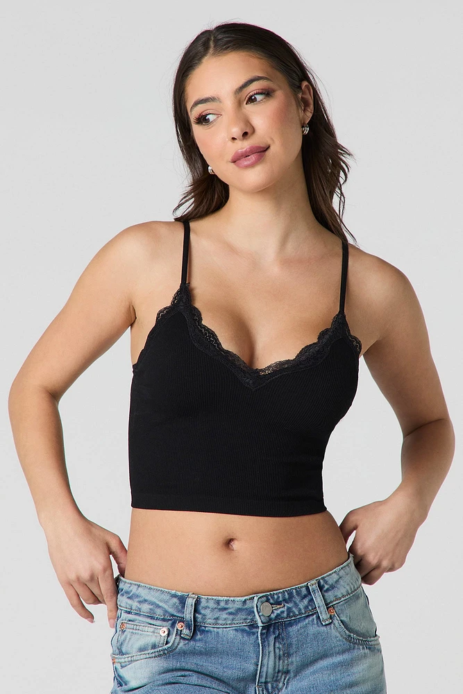 Camisole côtelée courte sans couture avec liséré de dentelle