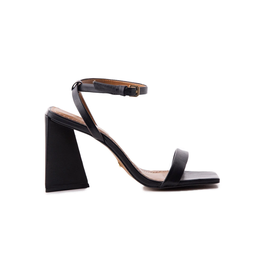 Sauvignon Black Leather