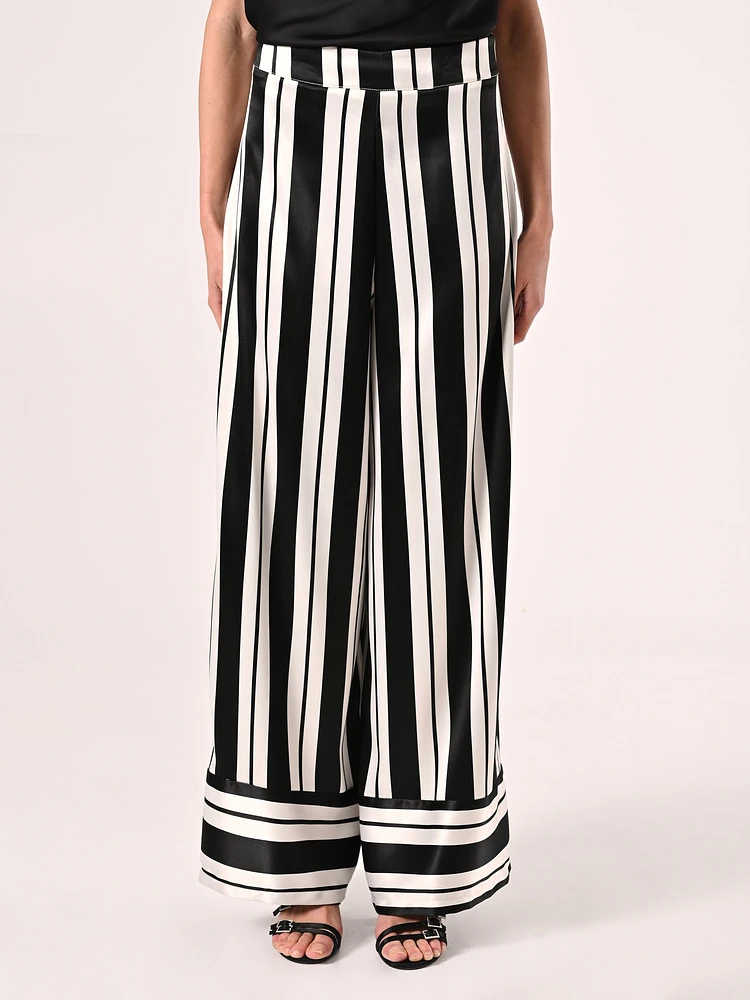 Pantalon à rayures noires et blanches