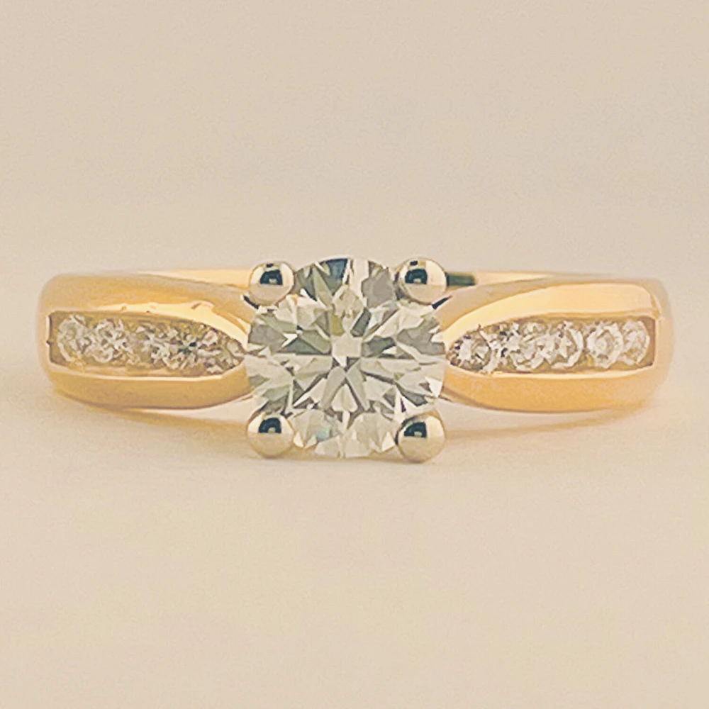 Round Cut Engagement Ring