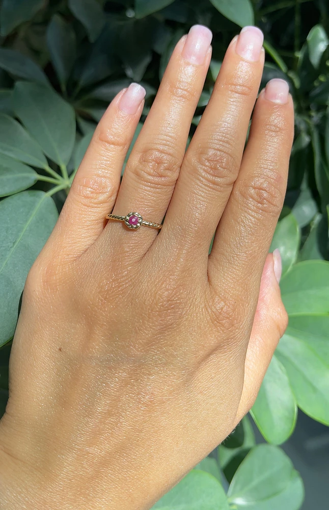 10K Yellow Gold Garnet Ring, size 6.5
