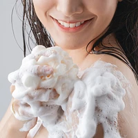 Indulgent Moisture Body Wash Infused with Vitamin B3, Notes of Guava and Coconut