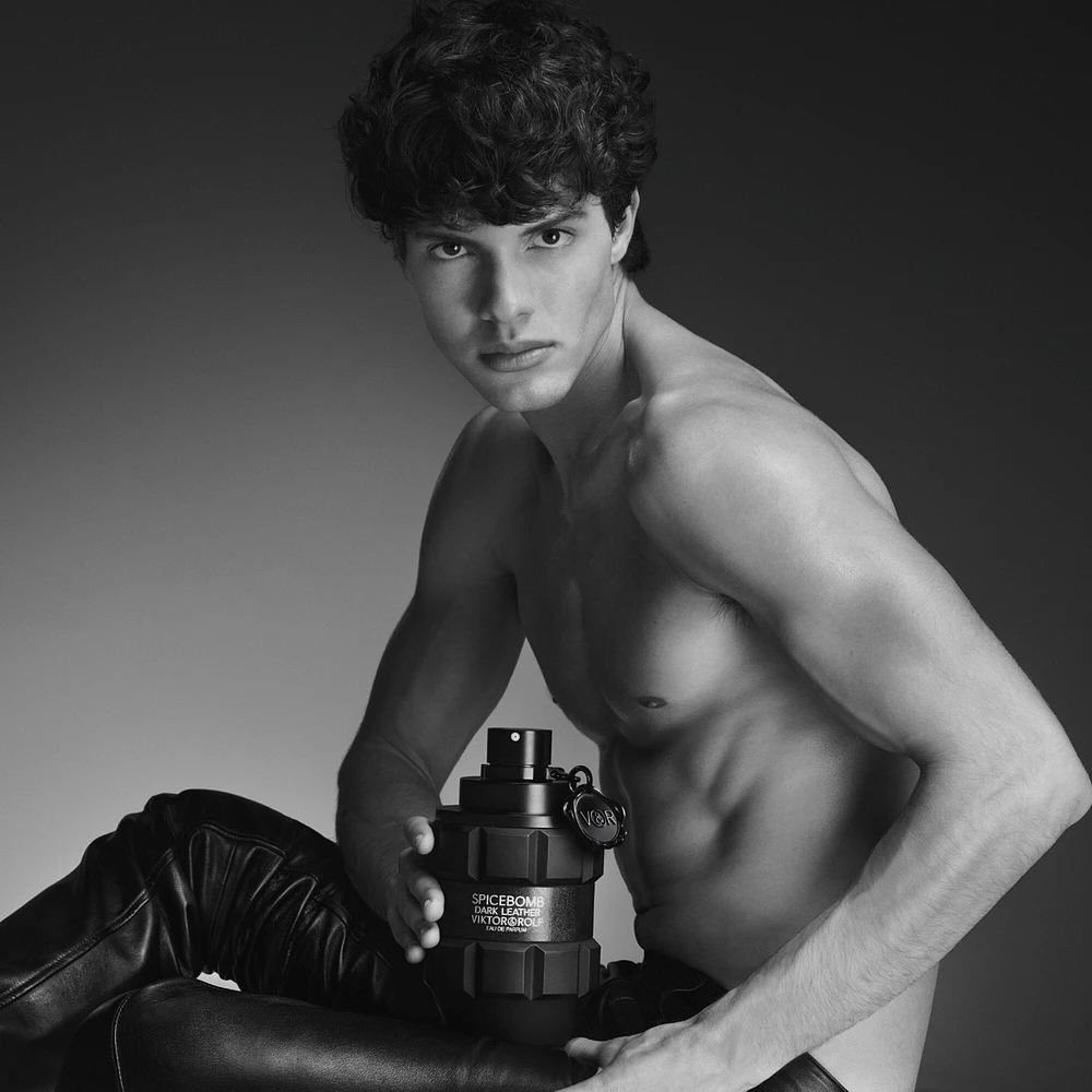 Eau de parfum Spicebomb Dark Leather boisé et épicé pour homme