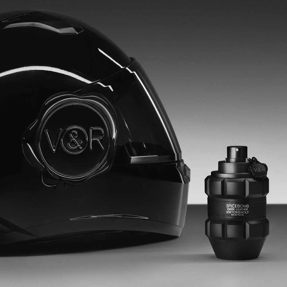Eau de parfum Spicebomb Dark Leather boisé et épicé pour homme