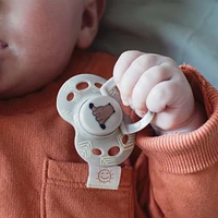 Sucette Tommee Tippee Fun Style et sucette Fun Style Night qui brille dans l'obscurité, conception symétrique, sans BPA, boîte de stérilisation incluse, 18-36 mois. Ensemble de 3 sucettes