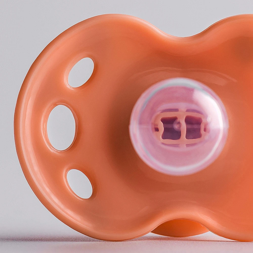 Sucette Tommee Tippee Fun Style et sucette Fun Style Night qui brille dans l'obscurité, conception symétrique, sans BPA, boîte de stérilisation incluse, 18-36 mois. Ensemble de 3 sucettes
