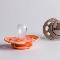 Sucette Tommee Tippee Fun Style et sucette Fun Style Night qui brille dans l'obscurité, conception symétrique, sans BPA, boîte de stérilisation incluse, 18-36 mois. Ensemble de 3 sucettes