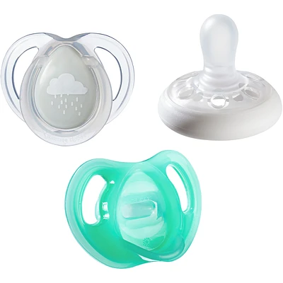 Tommee Tippee Pickapaci, ensemble de 3 sucettes pour bébés de 0 à 6 mois comprenant une sucette en forme de sein, une sucette en forme de sein pour la nuit et une sucette ultralégère