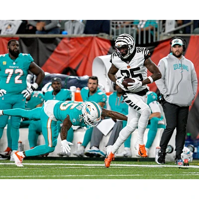Tee Higgins Cincinnati Bengals Unsigned Catches a Pass in Stride for a Touchdown in White Alternate Jersey Photograph