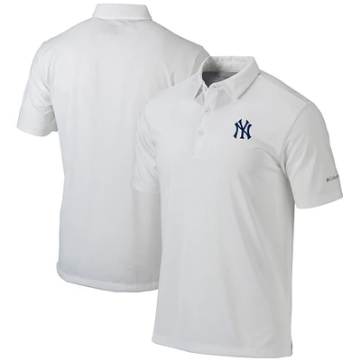 Men's Columbia White New York Yankees Omni-Wick Drive Polo