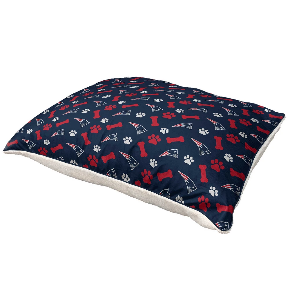 Pegasus New England Patriots 35" x 44" Bones Sherpa Pet Bed