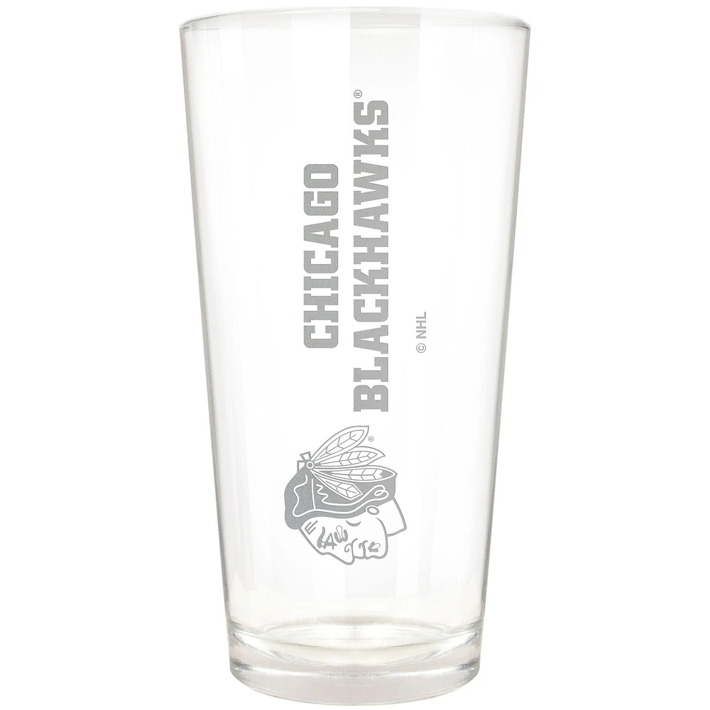 Chicago Blackhawks Etched 16oz. Vertical Rally Cry Pint Glass