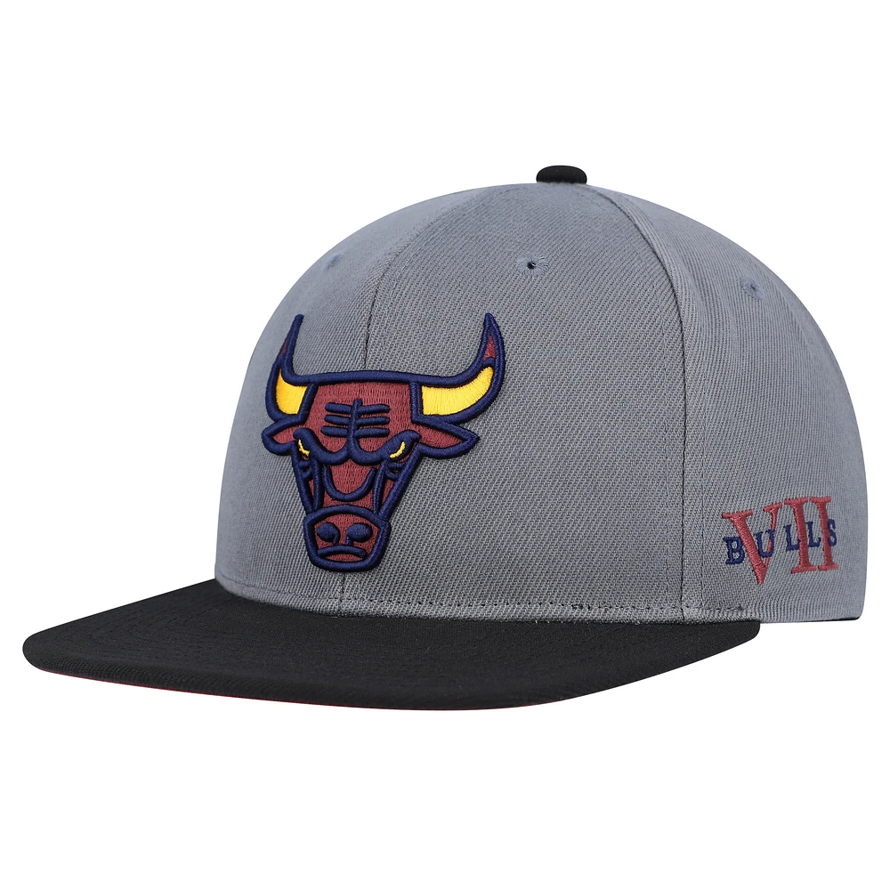 Men's Mitchell & Ness Gray/Black Chicago Bulls Core Snapback Hat
