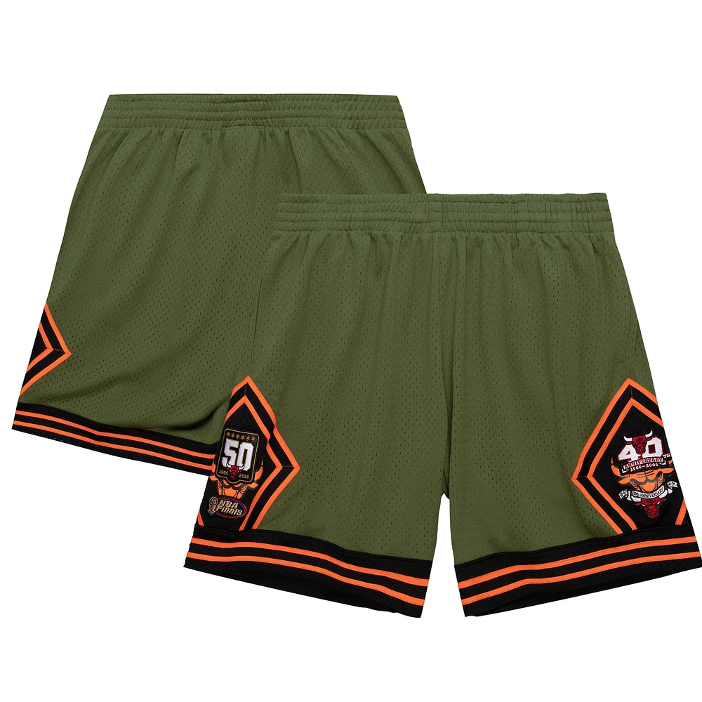 Men's Mitchell & Ness Green Chicago Bulls 1997-98 Hardwood Classics Flight Swingman Shorts