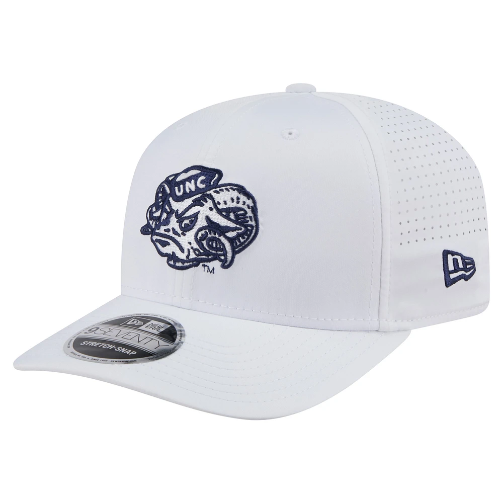 Men's New Era White North Carolina Tar Heels Perform Vault 9SEVENTY Stretch-Snap Hat