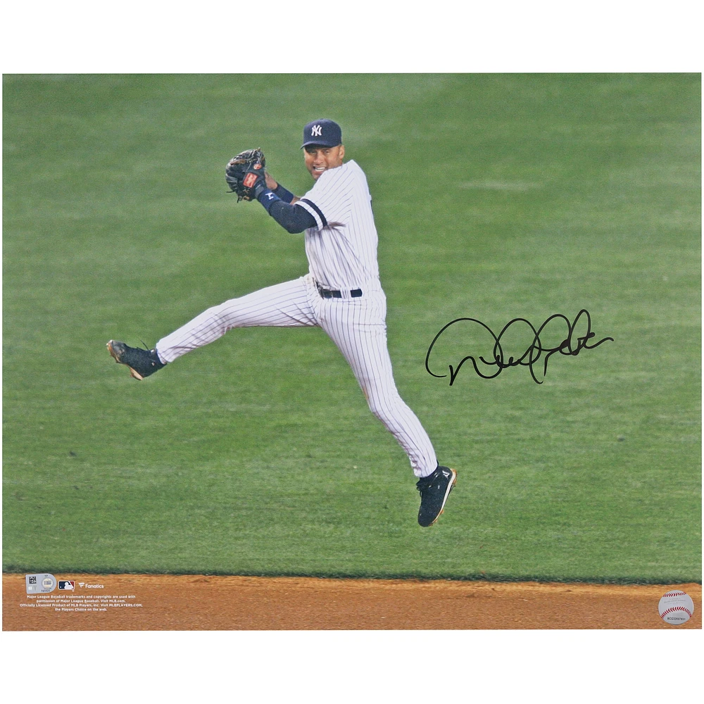 Derek Jeter New York Yankees Autographed 16'' x 20'' Jump Throw Photograph
