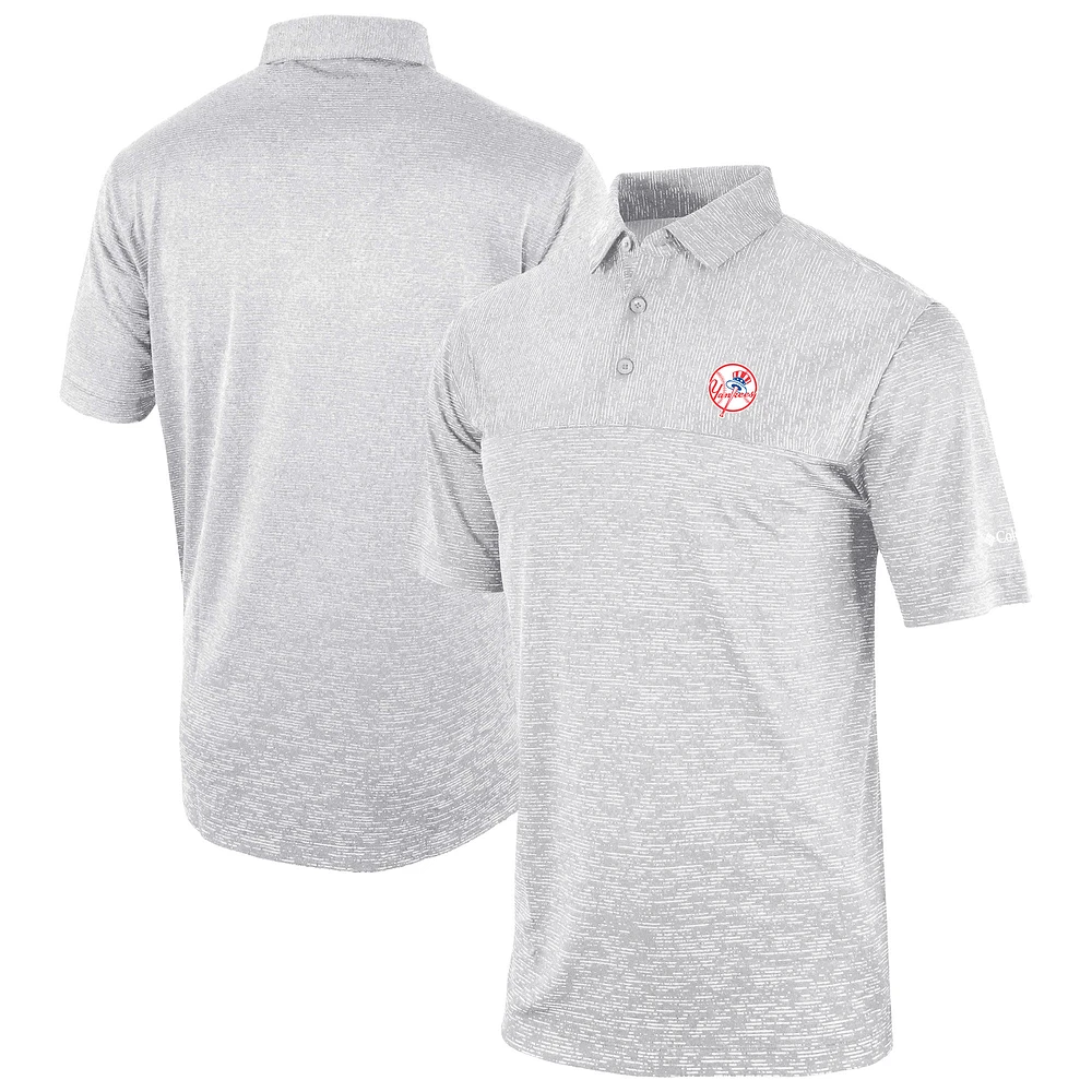 Men's Columbia Gray New York Yankees Omni-Wick Heading Out Polo