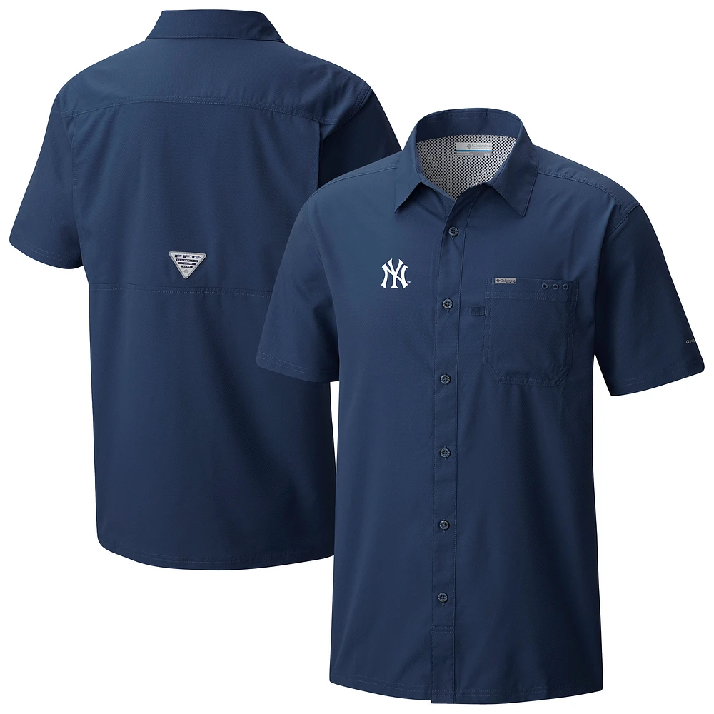 Men's Columbia Navy New York Yankees Slack Tide Omni-Wick Button-Up Camp Shirt