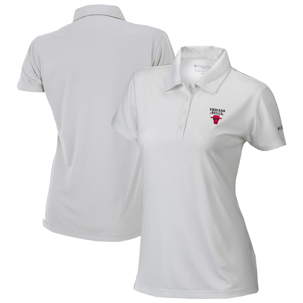 Women's Columbia White Chicago Bulls Omni-Wick Birdie Polo