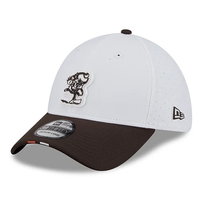 Men's New Era White/Brown Cleveland Browns 2025 NFL Training Camp Throwback Logo 39THIRTY Flex Hat