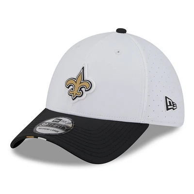 Men's New Era White/Black Orleans Saints 2025 NFL Training Camp 39THIRTY Flex Hat