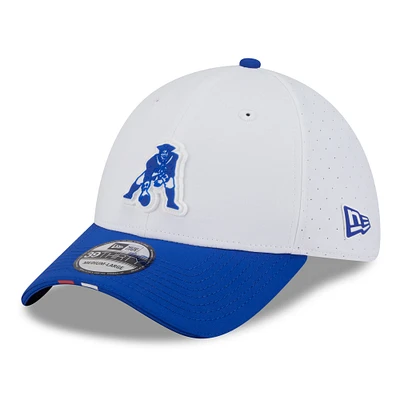 Men's New Era White/Royal England Patriots 2025 NFL Training Camp Throwback Logo 39THIRTY Flex Hat
