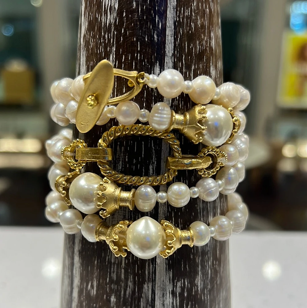 A small pearls bracelet