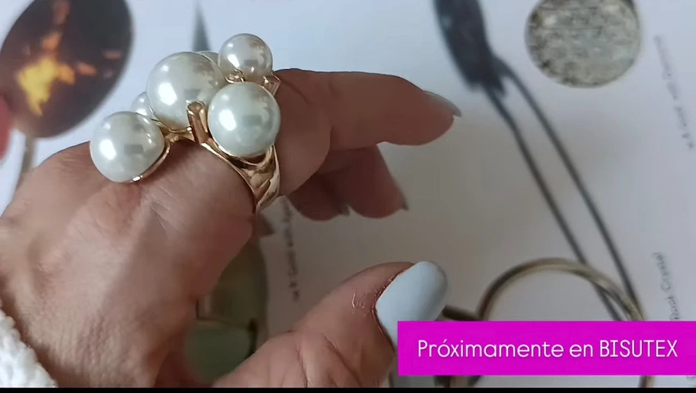Carolina Olivares 3 pearl ring