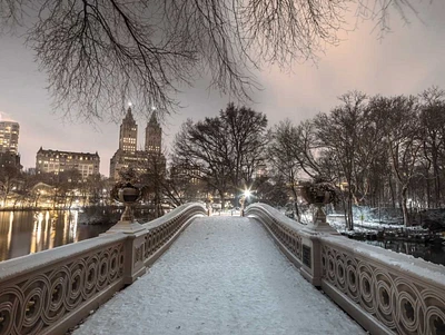 Assaf Frank - Central park Bow Bridge with Manhattan skyline, New York