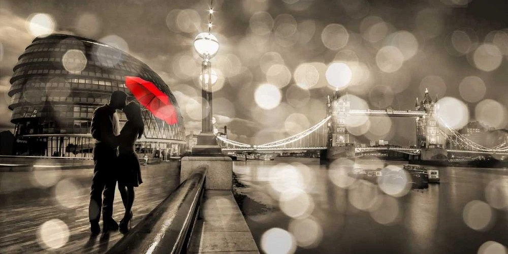 Dianne Loumer - Kissing London (BW)