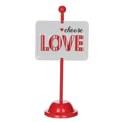 Décor d'amour rouge en métal pour la Saint-Valentin.