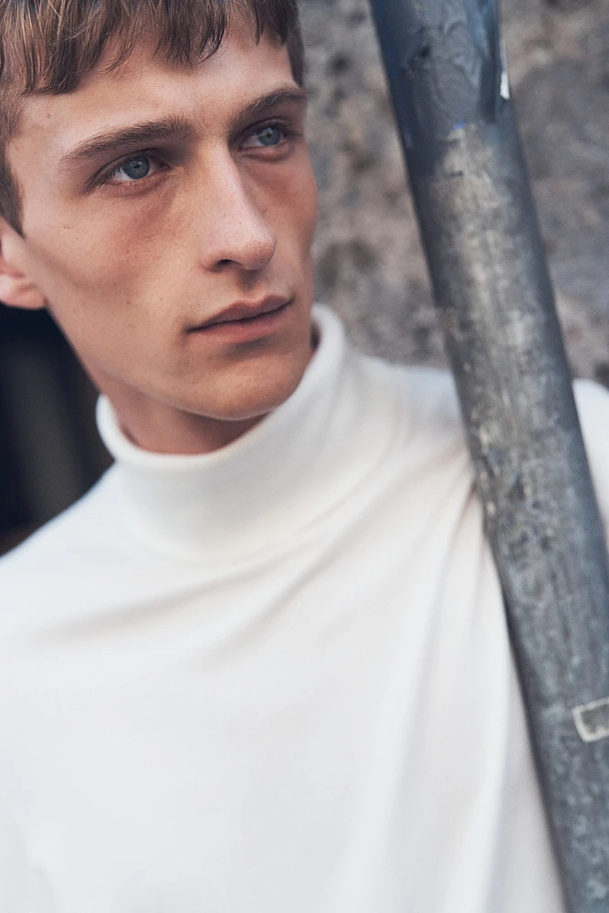 Slim Fit Fine-Knit Turtleneck Sweater