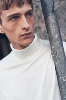 Slim Fit Fine-Knit Turtleneck Sweater