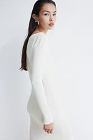 Robe moulante à encolure bateau