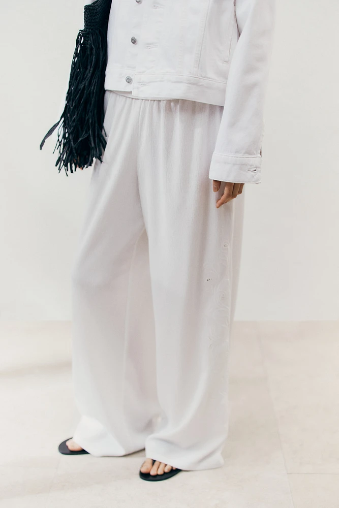 Pantalon large avec broderie anglaise