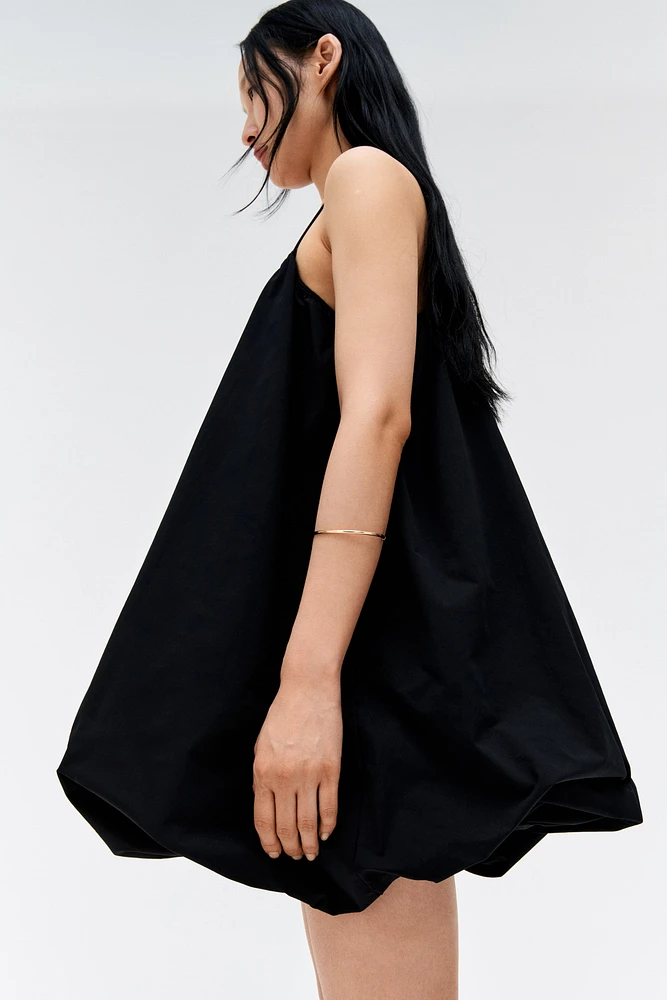 Robe à bretelles fines avec jupe effet bulle