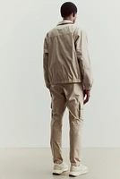 Pantalon cargo classique en sergé