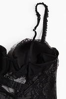 Guêpière en dentelle avec bonnets coussinés
