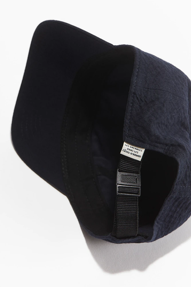 Casquette gaufrée