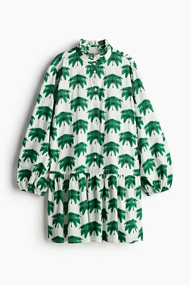 Robe à col volant