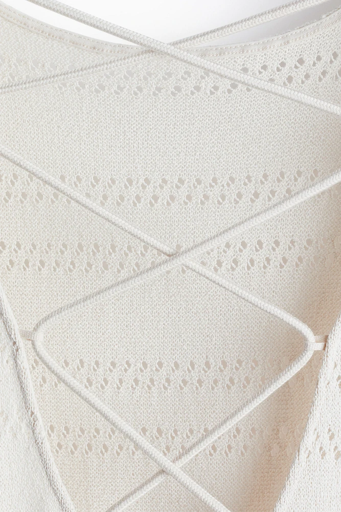 Robe en tricot ajouré avec laçage