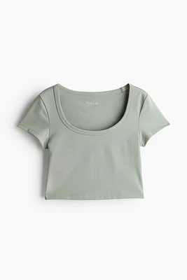 Cropped sports top with DryMove™