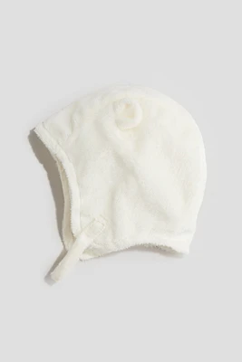Bonnet béguin en peluche avec oreilles appliquées