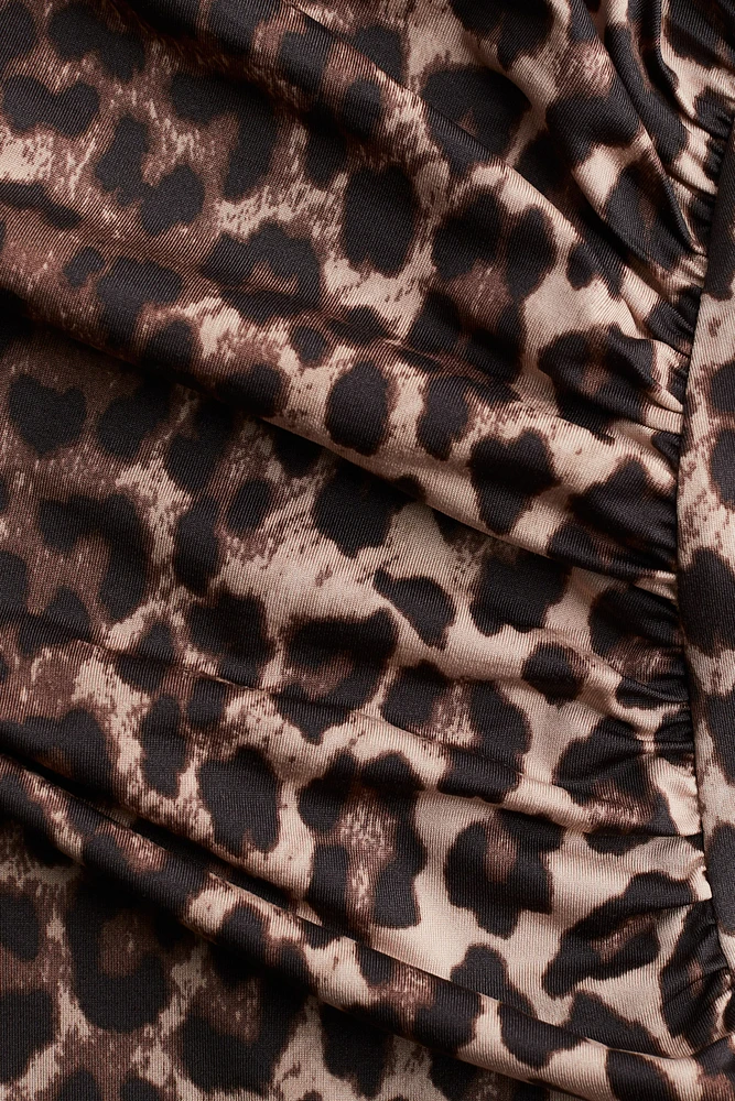 Robe moulante à effet drapé