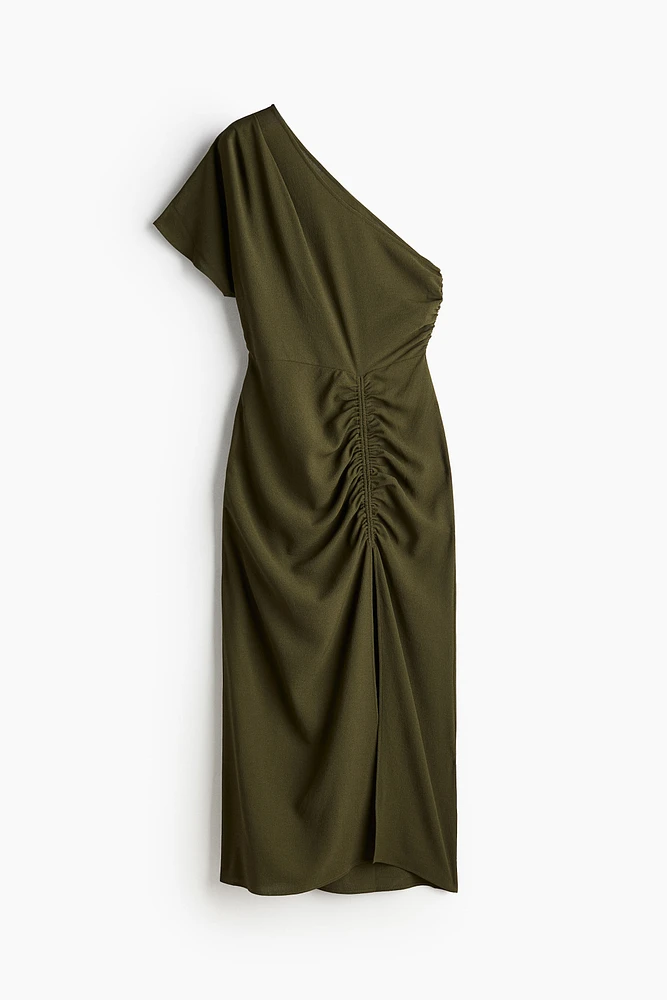 Robe asymétrique à effet drapé