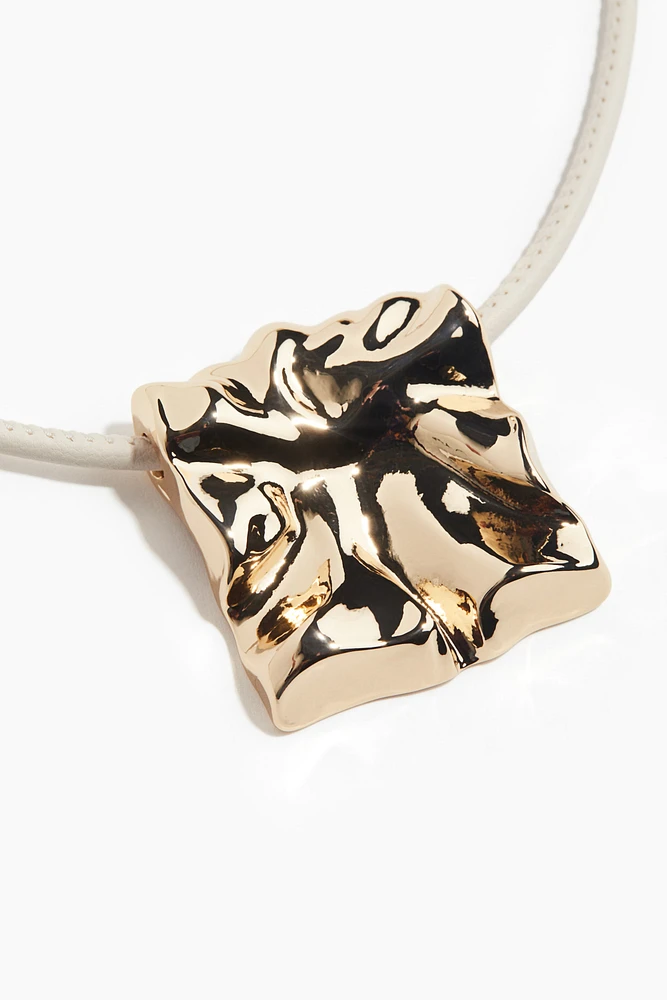 Collier en tissu enduit avec pendentif