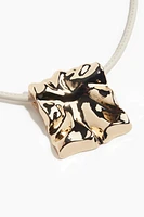 Collier en tissu enduit avec pendentif