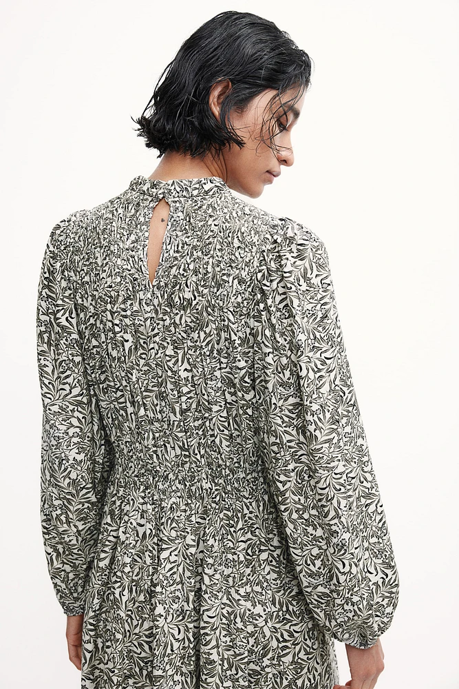 Robe avec détails en nid d'abeille