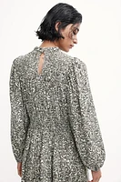 Robe avec détails en nid d'abeille