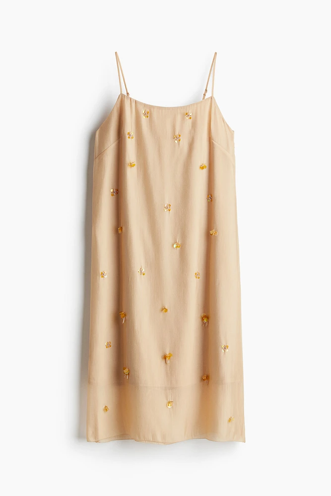 Robe vaporeuse et ornementée à bretelles fines